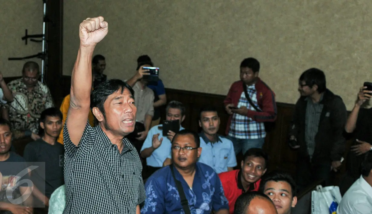 Haji Lulung mengepalkan tangannya saat menghadiri persidangan di Pengadilan Tipikor, Jakarta, Kamis (4/2/2016). Kehadirannya untuk melihat langsung Ahok bersaksi di kasus dugaan korupsi pengadaan UPS. (Liputan6.com/Yoppy Renato)