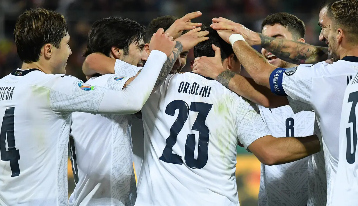 Para pemain Italia merayakan gol yang dicetak Riccardo Orsolini ke gawang Armenia pada laga Kualifikasi Piala Eropa 2020 di Stadion Renzo Barbera, Palermo, Senin (18/11). Italia menang 9-1 atas Armenia. (AFP/Andreas Solaro)