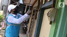 Petugas PLN melakukan pencatatan meteran listrik di rumah warga kawasan Kebayoran Baru, Jakarta, Selasa (30/6/2020). PLN memastikan seluruh petugas dikerahkan mencatat ke rumah pelanggan pascabayar untuk digunakan sebagai dasar perhitungan tagihan listrik bulan Juli 2020. (Liputan6.com/Angga Yuniar)