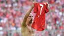 Gelandang Bayer Munchen, Frank Ribery, melakukan selebrasi usai mengalahkan Eintracht Frankfurt di  di Allianz Arena, Jerman, Sabtu (18/5). Munchen menang 5-1 atas Frankfurt. (John Macdougall/AFP)