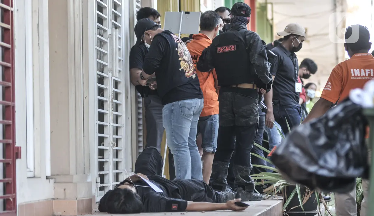 Tersangka melakukan salah satu adegan saat rekonstruksi kasus pembunuhan Sugianto (51) di ruko Royal Gading Square, Kelapa Gading, Jakarta, Selasa (25/8/2020). Rekonstruksi melibatkan 12 tersangka termasuk NL, karyawati korban yang berperan sebagai dalang pembunuhan. (merdeka.com/Iqbal S. Nugroho)