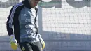 Kiper Argentina Sergio Romero menendang bola saat latihan di Ezeiza, Buenos Aires, (22/5). Kiper Manchester United ini merupakan salah satu dari tiga kiper yang disiapkan Jorge Sampaoli untuk menghadapi Piala Dunia 2018. (AFP Photo/Juan Mabromata)