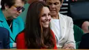 Duchess of Cambridge Kate Middleton tersenyum saat menyaksikan ajang Wimbledon Tennis Championships, London, Rabu (8/7/2015). (REUTERS/Suzanne Plunkett)