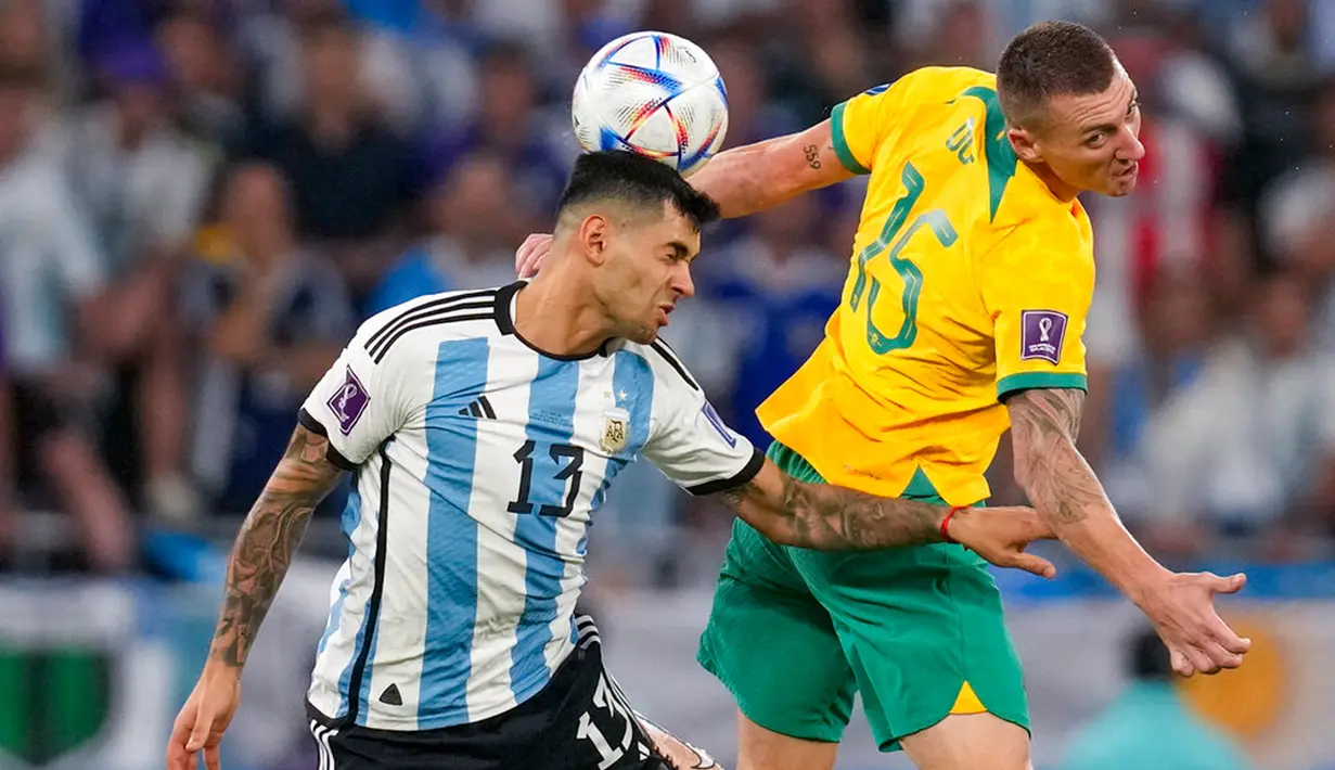 Pemain Argentina Cristian Romero (kiri) berebut bola dengan pemain Australia Mitchell Duke pada pertandingan sepak bola babak 16 besar Piala Dunia 2022 di Stadion Ahmad Bin Ali, Doha, Qatar, 3 Desember 2022. Argentina berhasil melaju ke babak perempat final Piala Dunia 2022 usai menyingkirkan Australia dengan skor 2-1. (AP Photo/Thanassis Stavrakis)