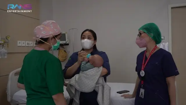 Baru Berusia Satu Bulan, Ini 6 Momen Rayyanza Anak Kedua Raffi Ahmad Disunat