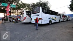 Jelang H-4 Lebaran, Terminal bus Depok masih terlihat sepi dari pemudik, Jawa Barat, Senin (13/7/2015). Menurut agen bus Terminal Depok, jumlah pemudik saat ini mengalami penurunan dibandingkan tahun 2014. (Liputan6.com/Yoppy Renato)