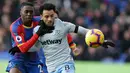 Manchester United berhasil mendatangkan Aaron Wan-Bissaka setelah sebelumnya bersaing dengan Barcelona. (Photo by Daniel LEAL-OLIVAS / AFP)