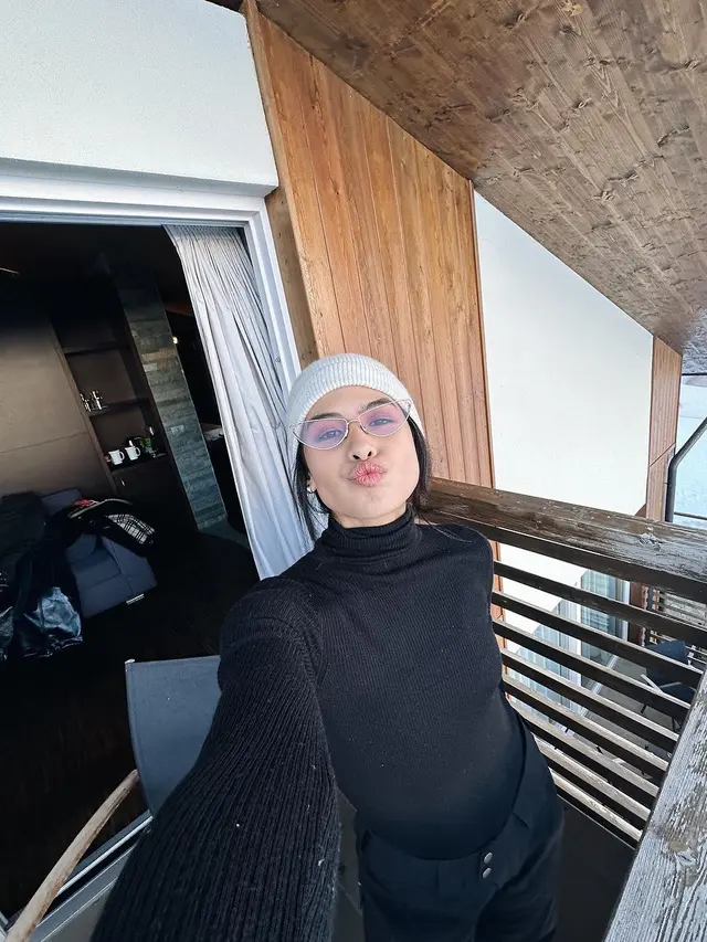 Maudy Ayunda kenakan leather coat (Instagram/maudyayunda)