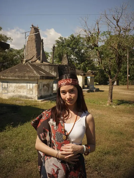 Untuk tampilan etnik trendi, kita bisa memakai tank top putih dengan aksen selendang kain nusantara.  (Foto: Instagram @danniasalsabilla)