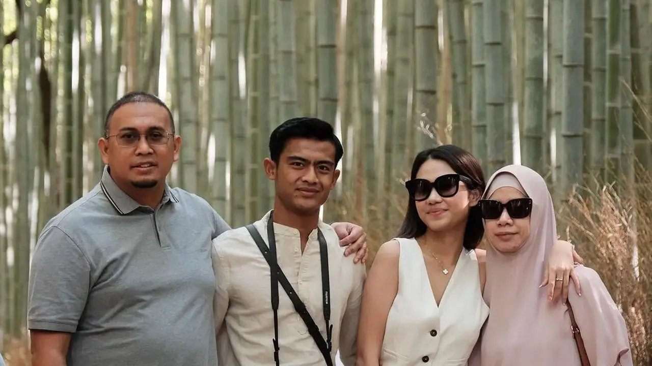6 Momen Pratama Arhan Liburan Bareng Azizah Salsha dan Mertua di Kyoto, Kompak Banget