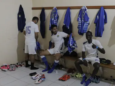 Punggawa Persib, Makan Konate bersama Ahmad Jufriyanto bersiap di ruang ganti jelang leg kedua semi final Piala Presiden melawan Mitra Kukar di Stadion Si Jalak Harupat, Bandung, Sabtu (10/10/2015). (Bola.com/Vitalis Yogi Trisna)