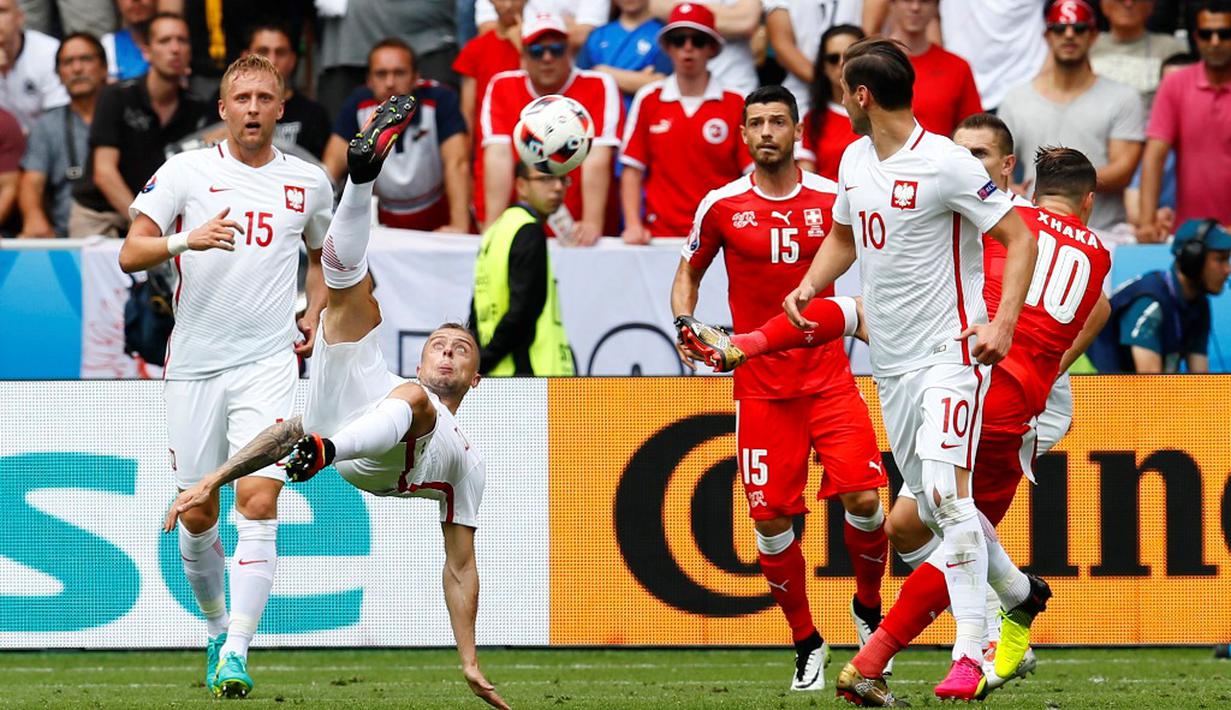 Pemain Polandia, Kamil Grosicki, melakukan tendangan salto ke arah gawang Swiss pada babak 16 besar Piala Eropa 2016 di Stade Geoffroy-Guichard, Saint-Etienne, (25/6/2016). (Reuters/Jason Cairnduff)