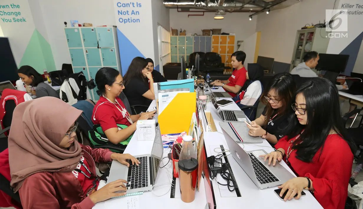 Sejumlah karyawan bekerja di kantor baru ShopBack, Wisma 77, Jakarta Barat, Rabu (21/8/2019). ShopBack merupakan pelopor solusi belanja cermat dan hemat di wilayah Asia Pasifik yang menyediakan portal gaya hidup. (Liputan6.com/HO/Vinda)