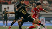 Gelandang Bali United, Teppei Yachida mendapatkan penjagaan dari bek kanan Malut United, Igor Inocencio dalam laga pekan ke-28 BRI Super League 2025/2026 di Stadion Kapten I Wayan Dipta, Gianyar, Bali, Minggu (19/4/2026) malam. (Dok. Bali United)
