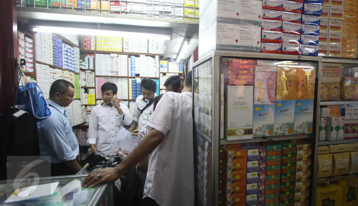 Petugas BPOM bersama Polda Metro Jaya melakukan sidak di sejumlah apotek Pasar Pramuka, Jakarta Timur, Rabu (7/9). Ratusan obat kadaluwarsa dari 10 aptek disita petugas. (Liputan6.com/Immanuel Antonius)