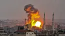 Bola api mengepul ke udara usai saat pemboman Israel di Jalur Gaza, Palestina, Jumat (20/7). Israel melancarkan serangan besar-besaran ke Jalur Gaza. (BASHAR TALEB/AFP)