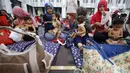 Para peserta bersiap mengikuti acara pijat massal bayi di Gedung Kementerian Kesehatan, Jakarta, Selasa (7/11). Acara dalam rangka menyambut Hari Kesehatan Nasional ini diikuti 300 bayi dan anak bawah dua tahun. (Liputan6.com/Immanuel Antonius)