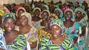 Gadis-gadis sekolah yang telah dibebaskan dari Boko Haram menghadiri upacara menjelang kelanjutan studi mereka di Abuja, Nigeria, Selasa (30/5). Gadis-gadis tersebut akan melanjutkan studi mereka yang telah tertinggal. (AP Photo / Olamikan Gbemiga)