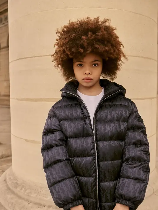 Melihat hal tersebut, Baby Dior meluncurkan koleksi The fall-winter 2021-2022 yang merayakan hubungan antara Bumi, langit, dan umat manusia. (dok.dior).