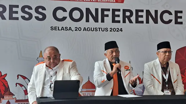 Presiden PKS Ahmad Syaikhu Bakar (tengah) dalam press conference Konsolidasi Nasional PKS di ICE BSD, Kabupaten Tangerang, Selasa (20/8/2024) (Liputan6.com/Pramita Tristiawati)