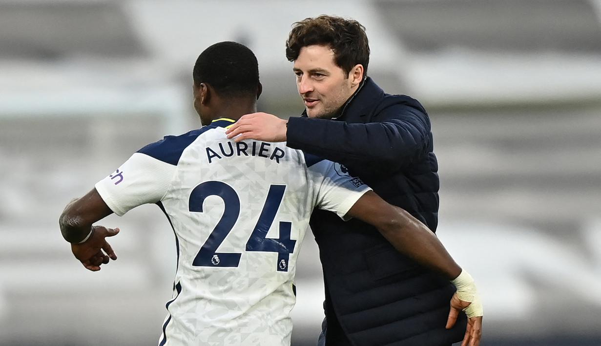 Pada 21 April 2021 Ryan Mason menjalani debut sebagai pelatih caretaker Tottenham Hotspur saat menghadapi Southampton. Ia menjadi pelatih termuda Liga Inggris dengan mematahkan rekor Attilio Lombardo yang menangani Crystal Palace pada awal 1998. (AFP/Justin Setterfield/Pool)