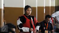 Petembak Indonesia, Vidya Rafika menahan kekecewaan usai gagal di Final 50m RIFLE 3 positions women di Kejuaraan Menembak se-Asia Tenggara di Jakarta, Senin (23/11/2015). Vidya menempati posisi tujuh dengan 367.0 poin. (Liputan6.com/Helmi Fithriansyah)