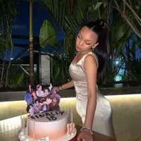 Merayakan ulang tahun ke-18, Naura mengenakan dress bodycon tanpa lengan warna beige. Ia pun diberikan kejutan ulang tahun kue dengan gambar BTS. Credit: (@naura.ayu)