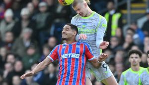 Striker Manchester City Erling Haaland berduel dengan bek Crystal Palace Maxence Lacroix pada laga lanjutan Liga Inggris 2025/2026. (Glyn KIRK / AFP)