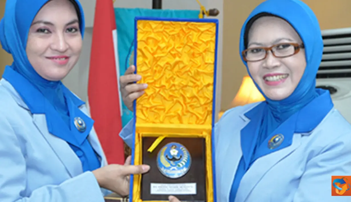 Citizen6, Surabaya: Setelah itu dilanjutkan dengan acara penyerahan cinderamata dari ketua UmumJalasenastri kepada Tri Indra Verry K.G. (Pengirim: Penkobangdikal)