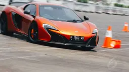 Di atas kendaraan super mewah, salah satu pengendara melakukan aksi drift saat beradu kemampuan di ajang Supercar Experience di Jakarta, Sabtu (1/11/2014). (Liputan6.com/Faizal Fanani)