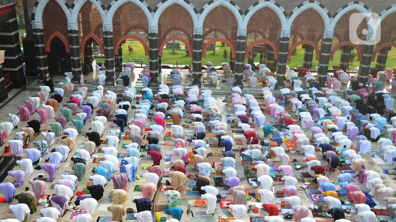 Suasana Sholat Idul Fitri di Masjid Kubah Emas