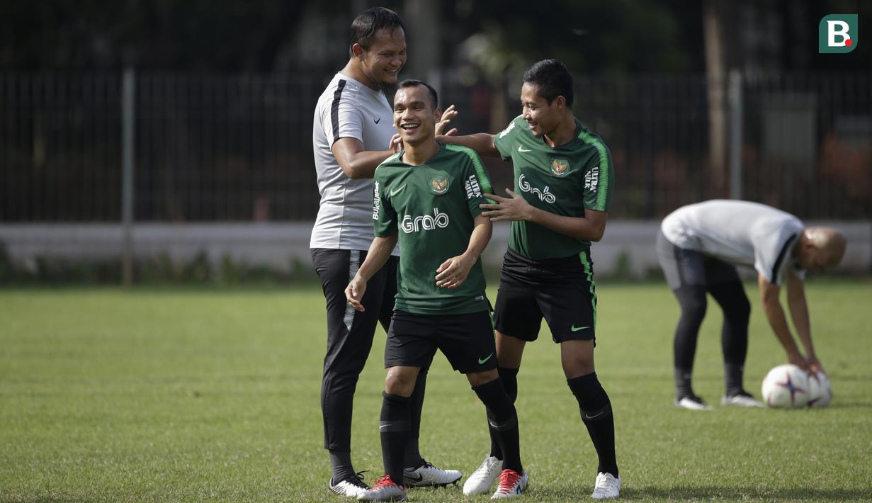 Pemain Timnas Indonesia, Riko Simanjuntak, becanda dengan Evan Dimas saat latihan di Lapangan ABC Senayan, Jakarta, Selasa (20/11). Latihan ini persiapan jelang laga Piala AFF 2018 melawan Filipina. (Bola.com/Vitalis Yogi Trisna)