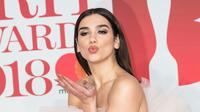 Penyanyi cantik Dua Lipa berpose untuk fotografer setibanya di karpet merah Brit Awards 2018 di O2 Arena, London, Rabu (21/2). Penyanyi 22 tahun ini tampil memesona dengan gaun tile berdetail layering warna pink pastel. (Vianney Le Caer/Invision/AP)