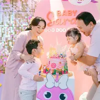 Potret bahagia begitu terpancar dari Ahok dan juga  sang istri, Puput Nastiti Devi. Pasangan ini baru saja merayakan ulang tahun kedua untuk putrinya,  Sarah Eliana Purnama. [Instagram/btpnd]