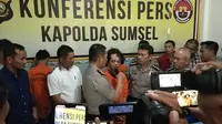 Kapolda Sumsel Irjen Pol Zulkarnain Adinegara menginterogasi MA, salah satu pembunuh IN di Kabupaten Ogan Ilir Sumsel (Liputan6.com / Nefri Inge)