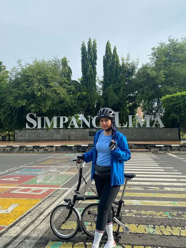 7 Gaya Annisa Pohan saat Bersepeda, Tetap Kece