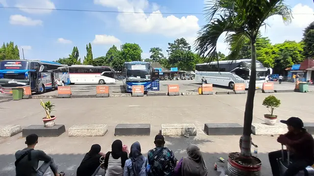 Arus mudik Lebaran 2023 terpantau masih terlihat cukup ramai di Terminal Bus Kampung Rambutan, Jakarta Timur pada hari ini, Minggu (23/4/2023).