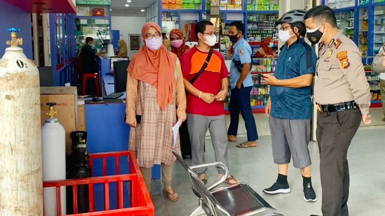 Polisi dan Satgas Covid-19 di Riau memantau persediaan oksigen dan obat penurun gejala Covid-19 di salah satu apotek.