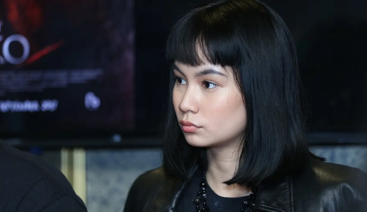 "Yaa awalnya sih aku rada gugup sih sebenernya mainin karakter Vindha yang harus memainkan boneka dan ritualnya. Boneka ini kan emang ada ritualnya, terus emang aku yang nggak beneran banget (ritualnya)," ungkap Regina Rengganis.(Adrian Putra/Bintang.com)