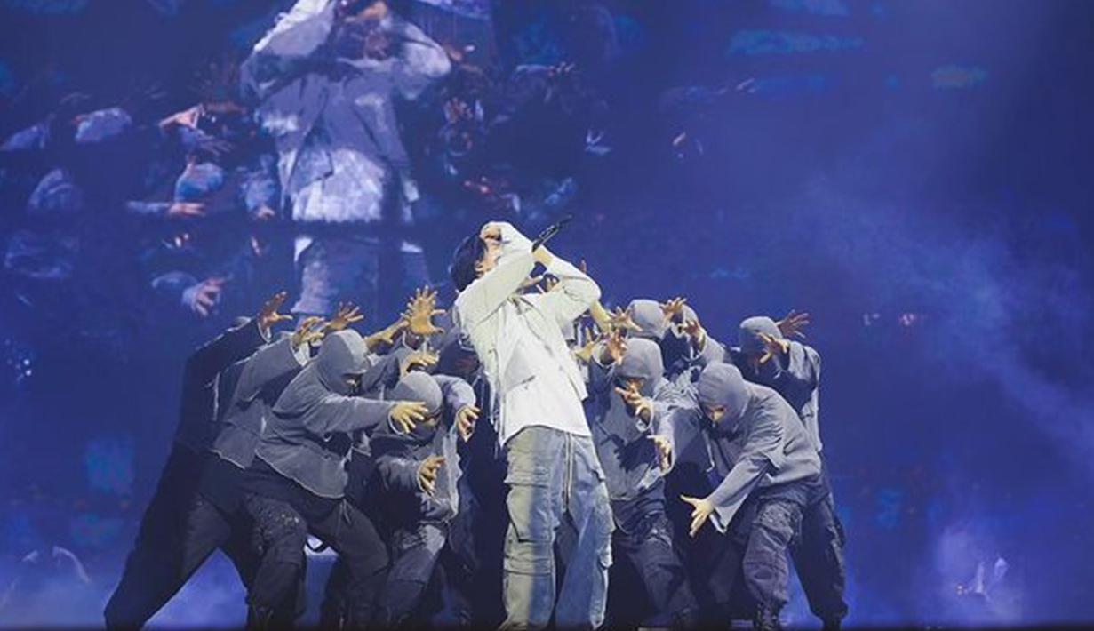 ARMY yang datang pun sukses dibuat kagum dengan penampilan solo Suga selama konser. Bahkan, para ARMY ikut menyanyikan berbagai lagu yang dibawakan dengan begitu kompak. (Liputan6.com/IG/@agustd)