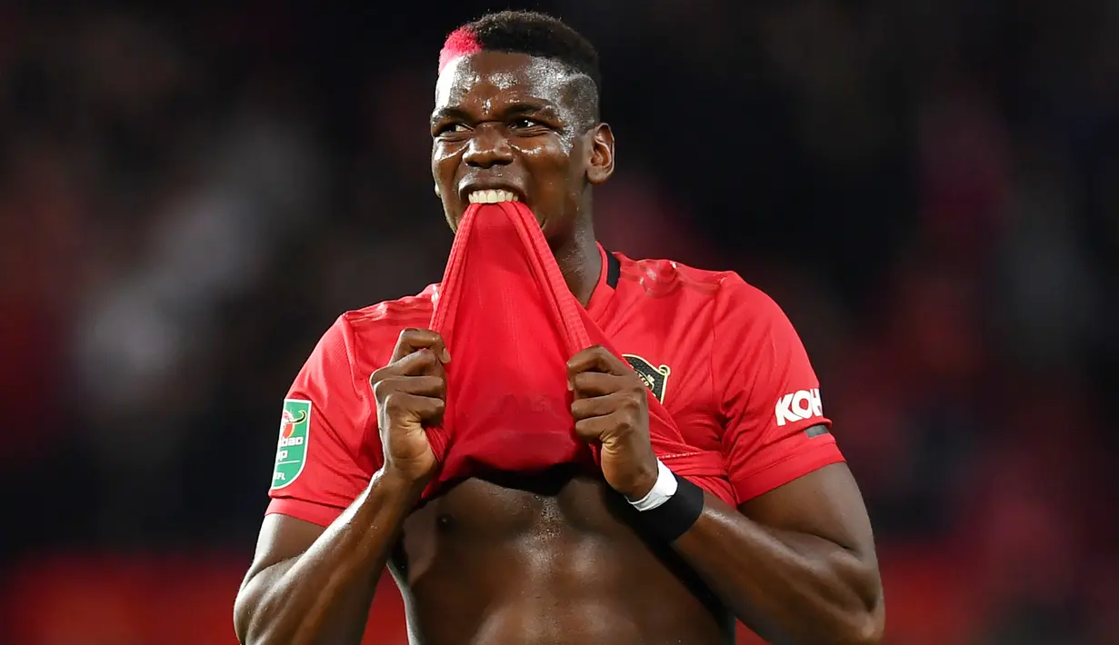 Ekspresi gelandang Manchester United, Paul Pogba, usai gagal mencetak gol ke gawang Rochdale pada laga Piala Liga Inggris di Old Trafford, (25/9/2019). (AFP/Paul Ellis)