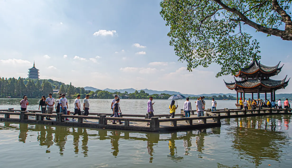 Orang-orang mengunjungi Danau Barat di Hangzhou, ibu kota Provinsi Zhejiang, China timur, pada 1 Oktober 2020. Berbagai kegiatan dilakukan warga China untuk merayakan liburan Hari Nasional tahun ini. (Xinhua/Jiang Han)