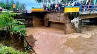 Kondisi jalan Trans Sulawesi yang menghubungkan antara Gorontalo-Sulut putus total diterjang banjir (Arfandi Ibrahim/Liputan6.com)