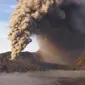 Gunung Bromo pernah meletus pada 2004. Ini videonya yang menegangkan.