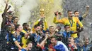 Kiper timnas Prancis, Hugo Lloris mengangkat trofi Piala Dunia 2018 saat merayakan gelar juara setelah mengalahkan Kroasia pada  laga final di Luzhniki Stadium, Minggu (15/7). Prancis membekuk Kroasia dengan skor akhir 4-2. (AP Photo/Martin Meissner)