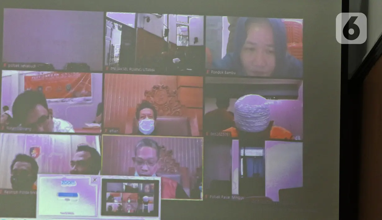 Suasana sidang telekonferensi pembacaan vonis terdakwa pembunuhan berencana anak dan ayah di Lebak Bulus, di PN Jakarta Selatan, Senin (15/6/2020). Majelis Hakim menjatuhkan vonis hukuman mati terhadap Aulia Kesuma dan putranya Geovanni Kelvin. (Liputan6.com/Herman Zakharia)