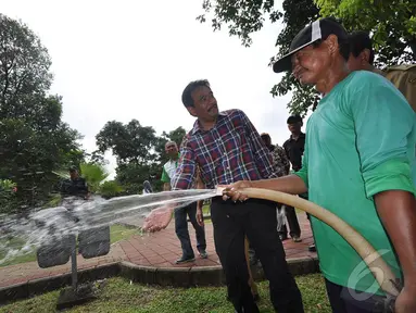 Cawagub DKI, Djarot Saiful Hidayat, berbincang dengan petugas Taman Tanjung di Pasar Minggu, Jakarta, Selasa (16/12/2014). (Liputan6.com/Miftahul Hayat)