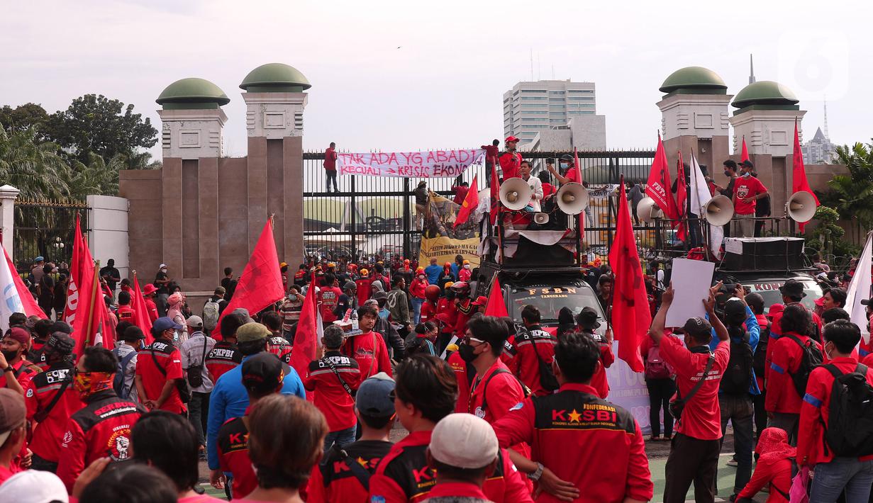 <p>Massa aksi dari berbagai elemen melakukan aksi di Gedung DPR, Jakarta, Kamis (21/4/2022). Aksi yang terdiri dari buruh, mahasiswa dan aktivis menyuarakan untuk menolak penundaan pemilu, kenaikan harga minyak, dan cipta kerja. (Liputan6.com/Angga Yuniar)</p>