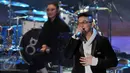Aksi Wakil Walikota Palu, Pasha, di atas panggung SCTV Music Awards 2016 di Studio 6 Emtek City, Jakarta, Kamis (28/4). Pasha memberikan kejutan dengan secara tiba-tiba tampil ditengah penampilan Ungu bersama Charly Van Houten. (Liputan6.com/Johan Tallo)
