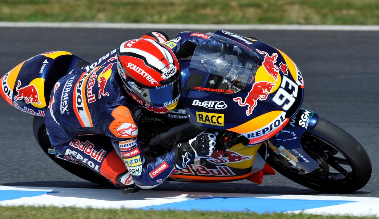 Marc Marquez memakai motor produksi Derbi bersama tim Red Bull Ajo Motorsport saat menjadi juara dunia 125cc musim 2010. Inilah gelar juara dunia pertama yang diraih Marc Marquez. (AFP/Kazuhiro Nogi)